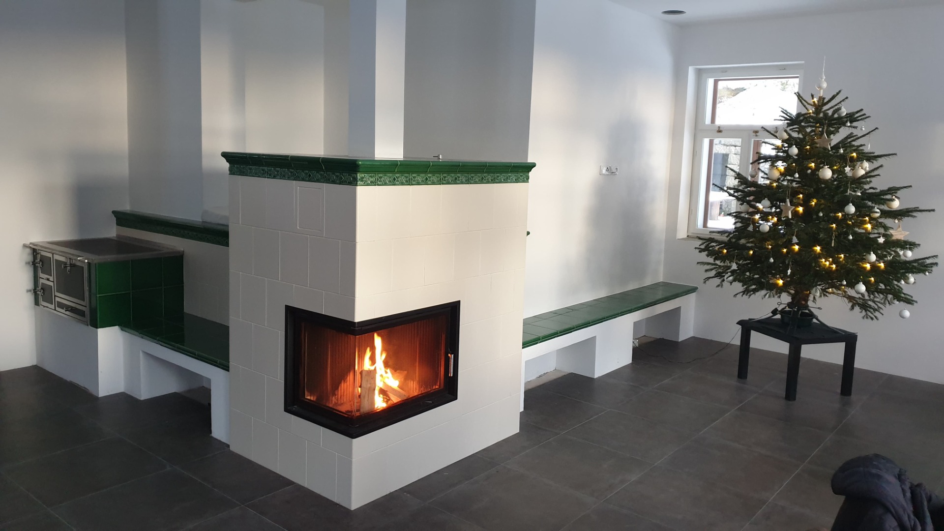 Moderní kachlová kamna s ležením a sporákem. Kachle Hein, Vložka Hoxter, Sporák Řehulka